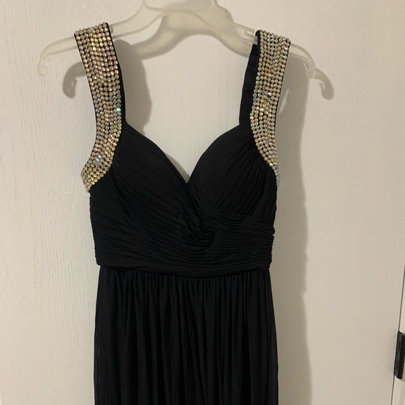 Black flowy dress with studded strap sleeves - Picture 2 of 6